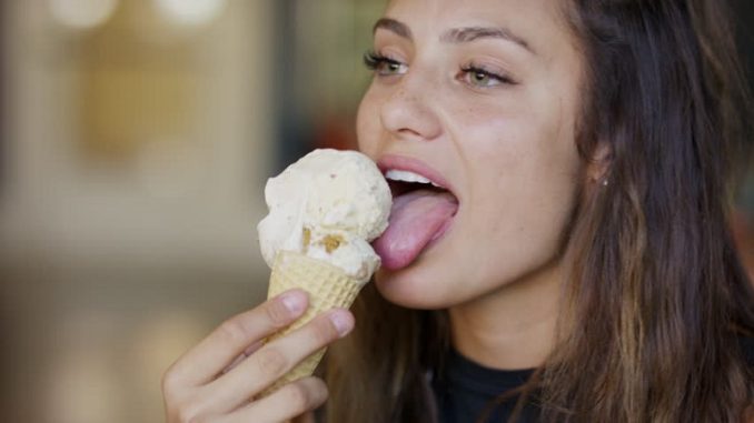 3-kesalahan-saat-makan-es-krim-ini-bisa-sebabkan-keracunan-9X2ppZLVhF